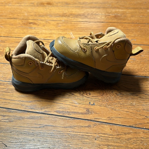 Nike manoa boots size 7c - Picture 2 of 8